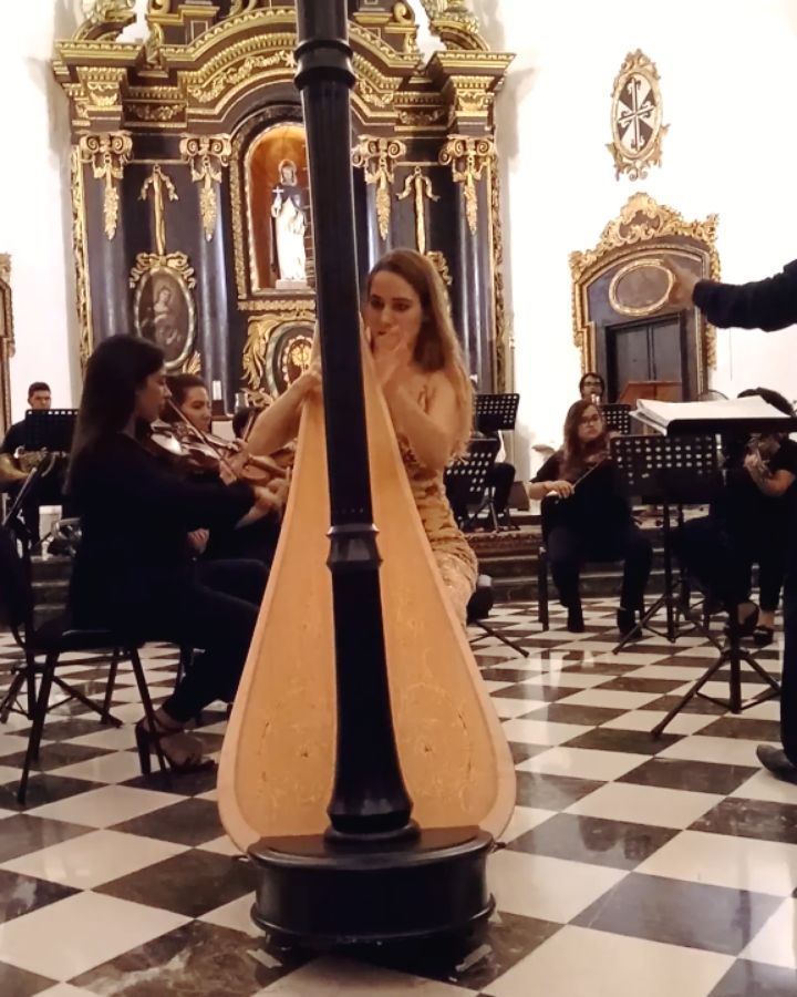 Cumbia-time!! 🥳 Here's a little extract from the 3rd movement of Carlos Mejía’s new harp concerto, "Solstice Lunaire"!! We're talking revisited traditional Colombian dance rhythms, baroque-style intros and timpani solos among other surprises 🤗 So yeah, I had a bit of fun getting to premiere this gorgeous new work!
Huge thanks to @sibelle_marquez for this video from our concert with the @cameratacaribensis in Santo Domingo two weeks ago!!
.
.
.