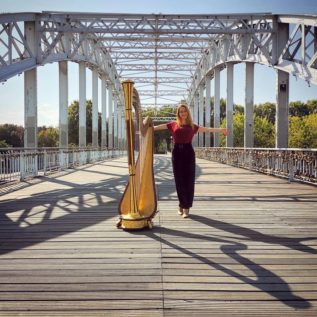Just released a new music video!!! Check it out on my YouTube channel (link in bio)!!

It's sunny, it's heartwarming (I hope... ), it's a beautiful brand new piece for solo harp written by Paul Lewis. We shot it in Paris before the second round of lockdown with @chloemazuel ! She caught on camera this moment of pure joy as we set up for the shoot -- feeling the sun on my skin, breathing fresh air, walking around the Seine... ️ Things I am day dreaming of right now 

Minerva Gold Salvi harp from @instrumentariumparis ! 
__________

Mon nouveau clip vient de sortir (lien en bio) !!
__________

Nuevo vídeo en mi cadena de YouTube (enlace en bio), filmado en París antes del nuevo confinamiento!

.
.
.
.
.
.
.
.
.
.
.