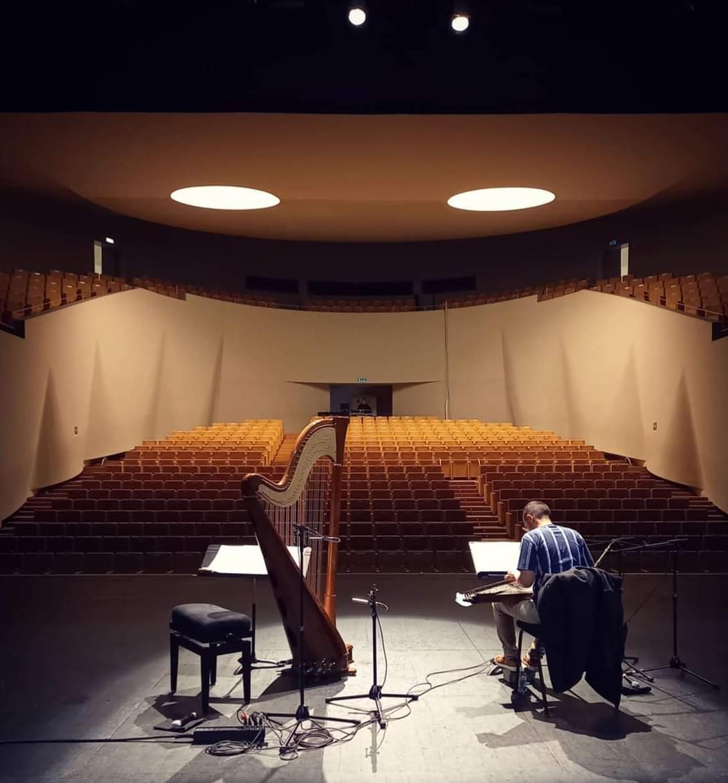 Taken in the middle of sound check. Letting it sink in that there will soon be actual humans in this room 🤯🤩️

These have been our first concerts together in 15 months (we had been stuck in different countries since February 2020!)  @harpandkanun

--------‐---------
Photo prise en pleine balance. Et en pleine réalisation que dans quelques heures d'autres humains rempliront (à moitié ) la salle. Un vrai public en chair et en os ! 🤯